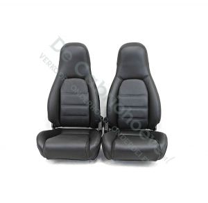 MX5 Set geperforeerde lederen stoelen (zwart met zwart stiksel) gemonteerd op stoel