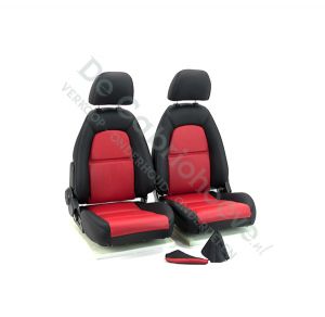 MX5 Set lederen stoelen (zwart-rood met zwart stiksel) gemonteerd op stoel