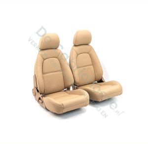 MX5 Set lederen stoelen (licht beige met beige stiksel) gemonteerd op stoel