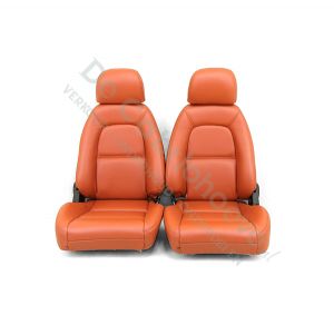 MX5 Set lederen stoelen (cognac) gemonteerd op stoel