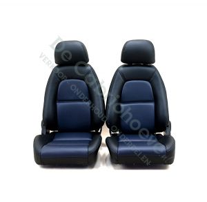 MX5 Set lederen stoelen (zwart met kobaltblauw en zwart stiksel) gemonteerd op stoel